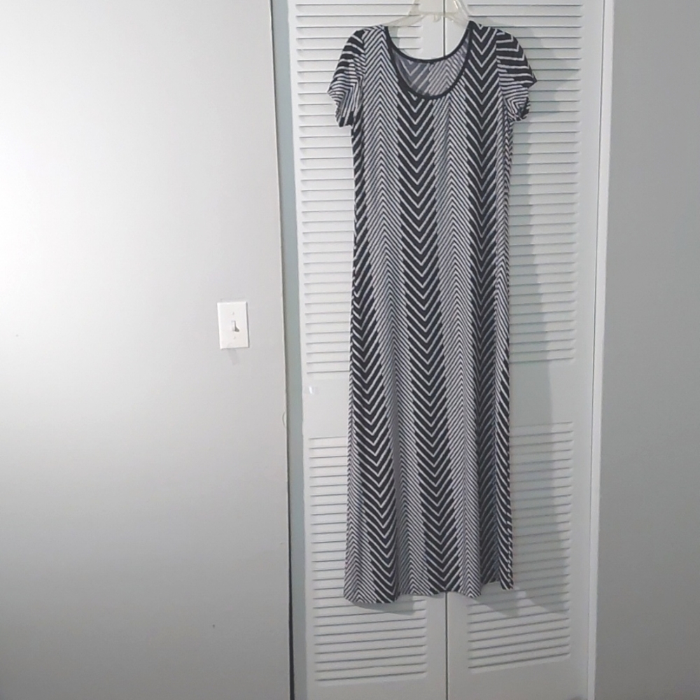 Black and White Ladies Size L Maxi Dress